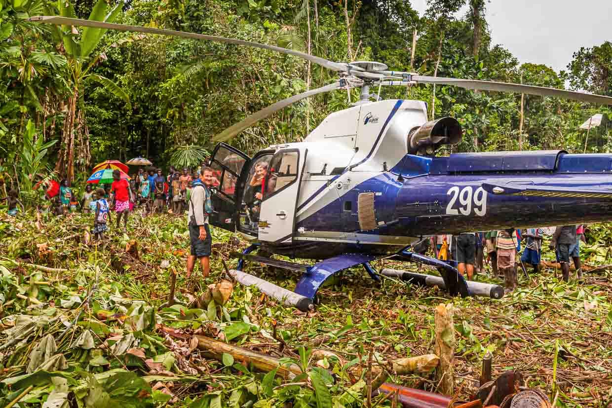 Ein Hubschrauber wirkt hier wie eine himmlische Erscheinung. Das Wort für Hubschrauber in der Pidgin-Sprache lautet vielsagend: Mixmaster belong Jesus-Christ / © Foto: Georg Berg