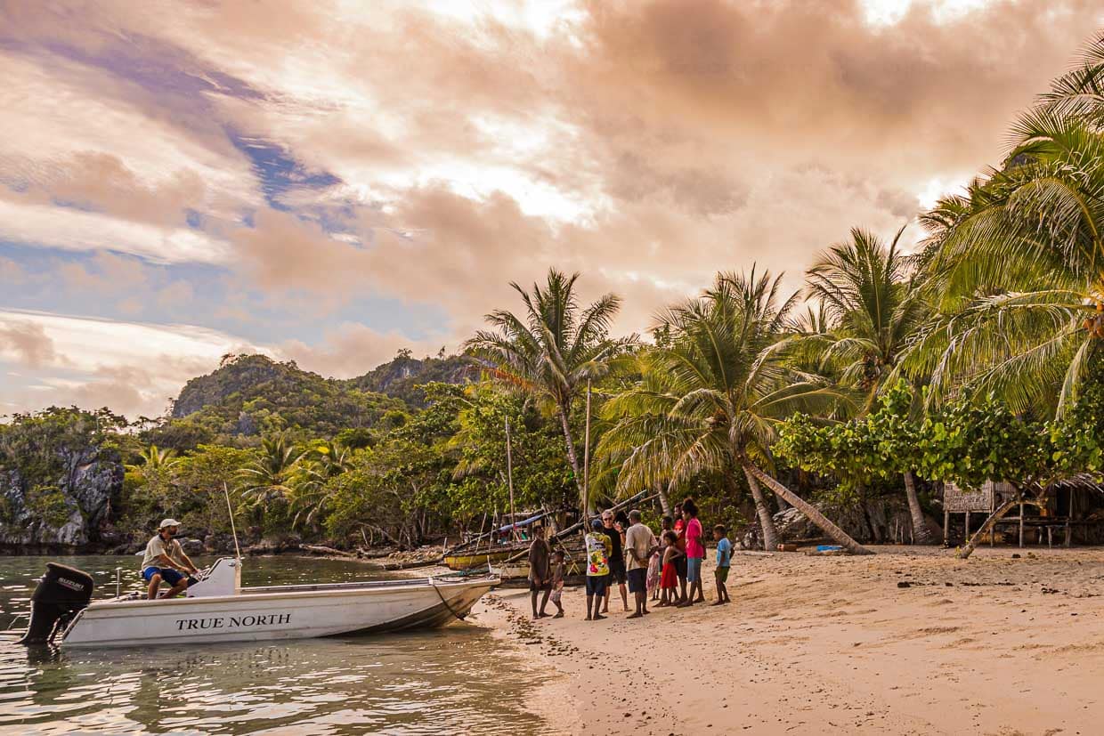 Für die erste Begegnung mit Einheimischen lässt sich nur der mit den Sitten und der Verständigung vertraute Guide Simon Tewson ans Ufer fahren / © Foto: Georg Berg