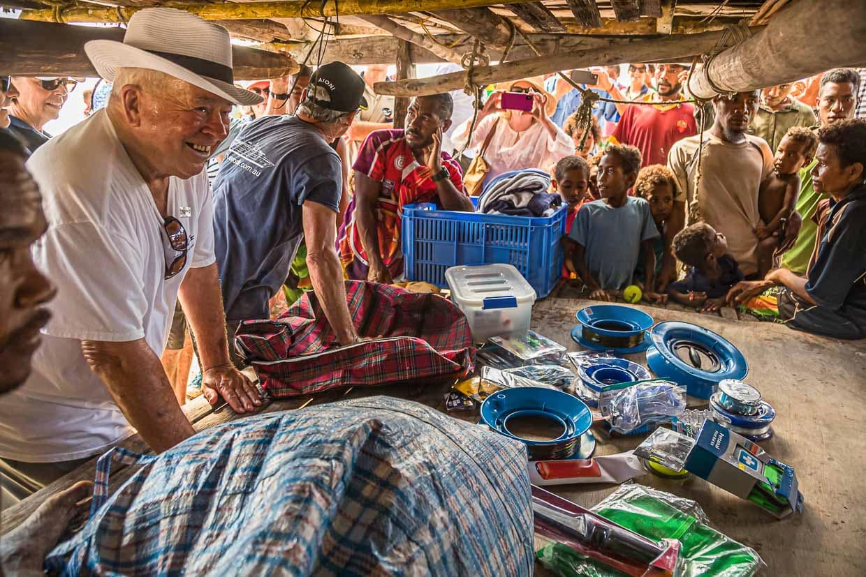 Fischerei-Zubehör ist ein perfektes Gastgeschenk. Die gerechte Verteilung wird vor allen Augen in die Hand des Dorfoberhauptes gelegt / © Foto: Georg Berg