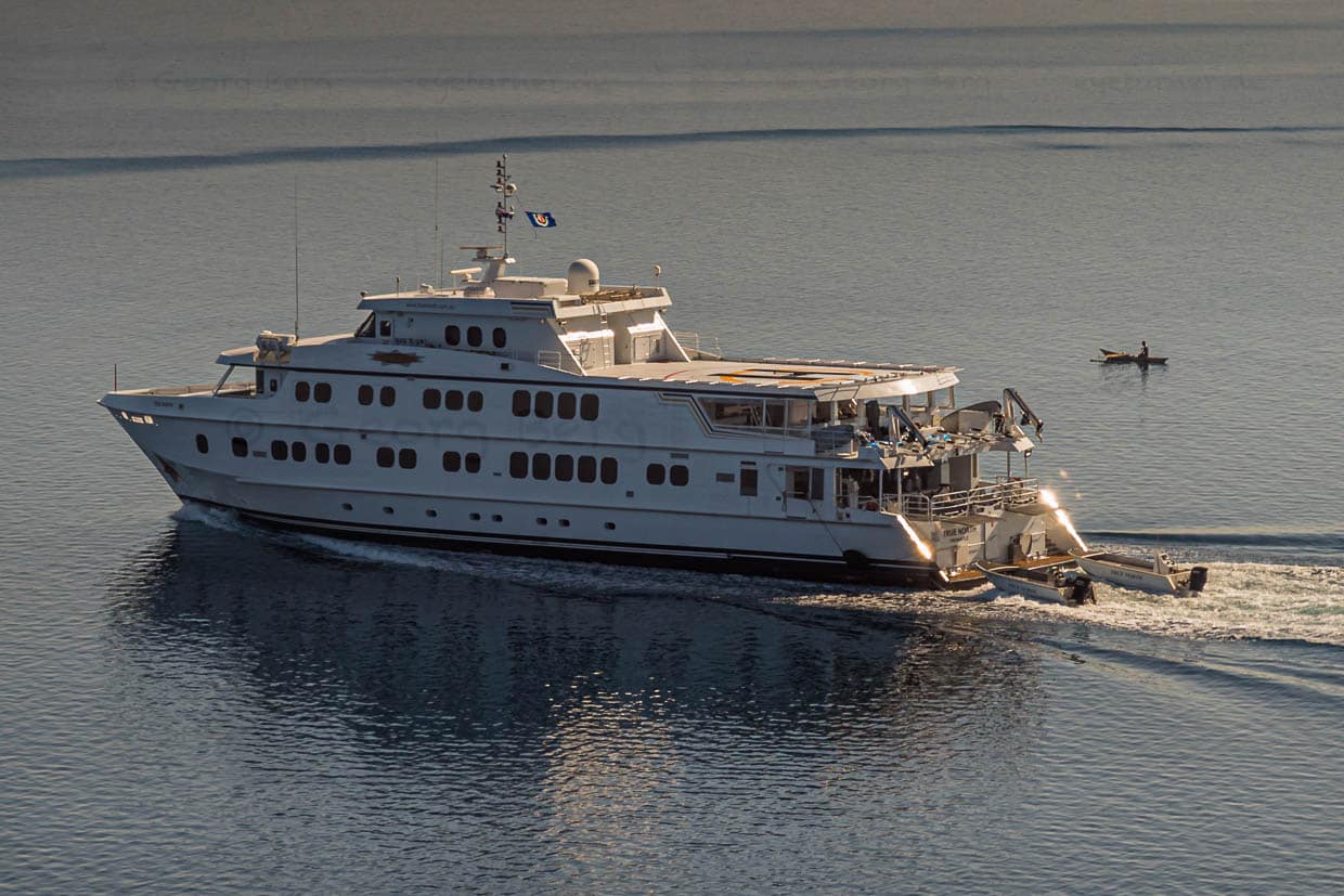 Die Flagge Bougainvilles weht am Mast der australischen Mega-Yacht True North unterwegs in den Gewässern von Papua Neuguinea / © Foto: Georg Berg