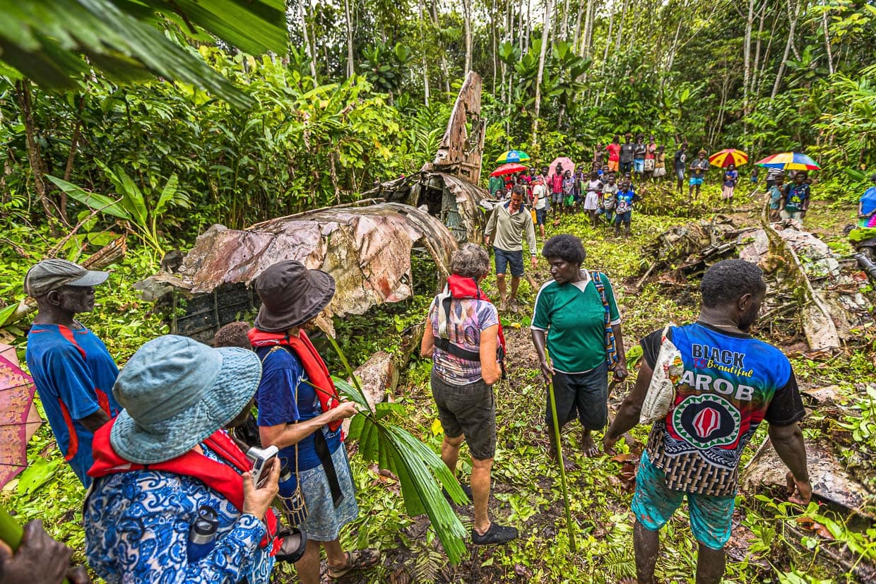 Die Schwimmwesten aus dem Hubschrauber bleiben auch beim Bodenaufenthalt angezogen, damit wir sie vor dem Abflug nicht suchen müssen / © Foto: Georg Berg
