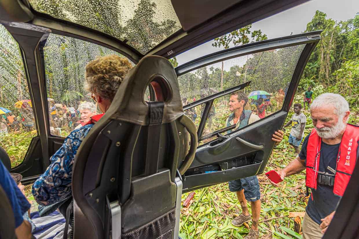 Wir besteigen den Hubschrauber für den Rückflug, bevor das Wetter noch schlechter wird / © Foto: Georg Berg