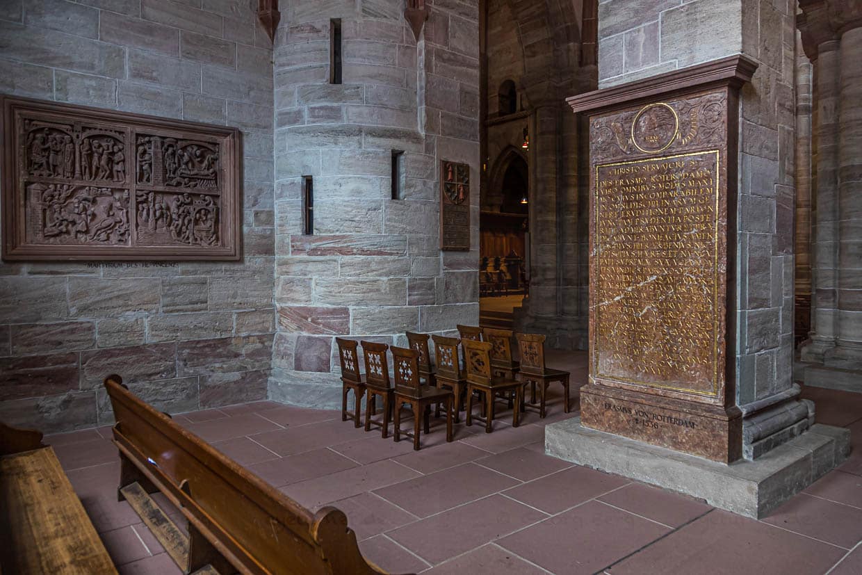 Das Epitaph über dem Grab Erasmus von Rotterdams würdigt die Verdienste des Humanisten / © Foto: Georg Berg