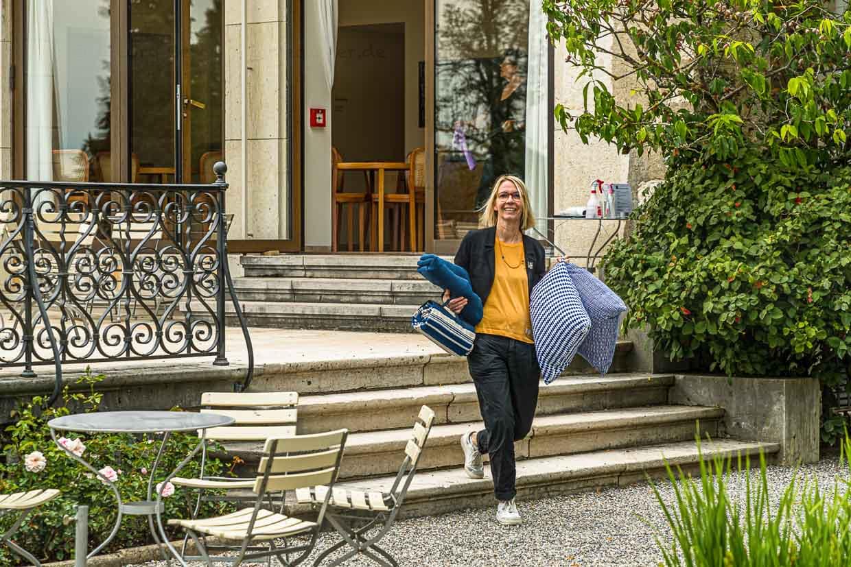 Bestens gewappnet für ein Picknick im Park. Angela Berg macht sich auf den Weg - den historischen Weg - auf dem Oskar Reinhart durch seinen Garten spazierte. Heute sind dort an drei Stellen Plätze unter alten Obstbäumen freigemäht / © Foto: Georg Berg