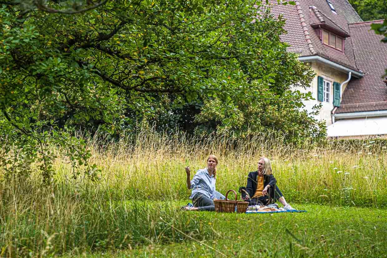 Katja Baumhoff, stellv. Leiterin der Sammlung Oskar Reinhart, erklärt, wie die Idee zu den Picknick-Körben entstanden ist / © Foto: Georg Berg