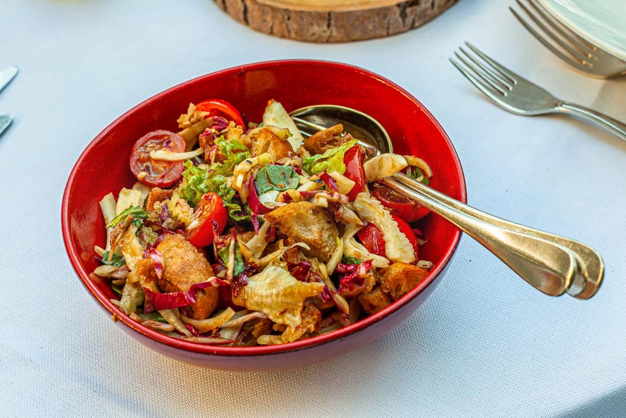 „Citted“ ein apulischer Brotsalat mit Fenchel, Kirschtomate und Staudensellerie / © Foto: Georg Berg