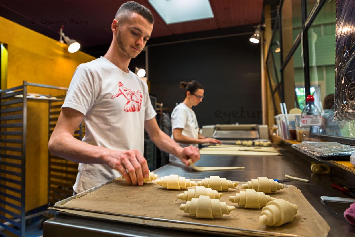 In der Bäckerei KULT kann man die Bäcker bei der Arbeit durch die Scheibe beobachten. Hier entstehen Croissants, die in Basel Gipfel heißen / © Foto: Georg Berg