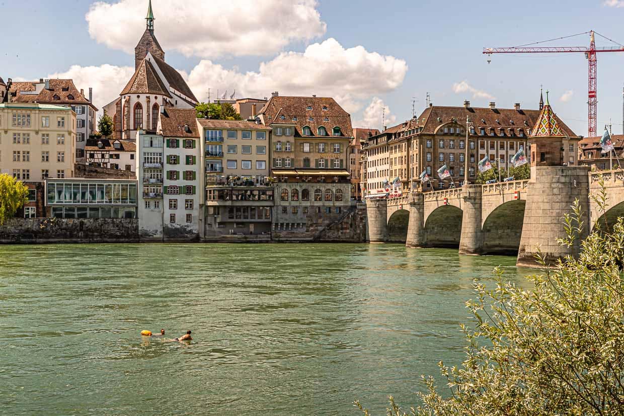 Am Rheinufer mit Blick auf die Altstadt lässt es sich gut aushalten / © Foto: Georg Berg