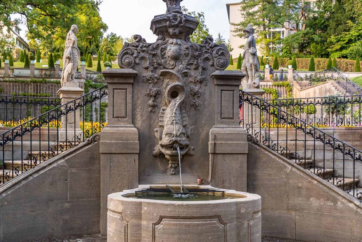 Plätschernde Opulenz. Der Brunnen im Rechberg-Park / © Foto: Georg Berg