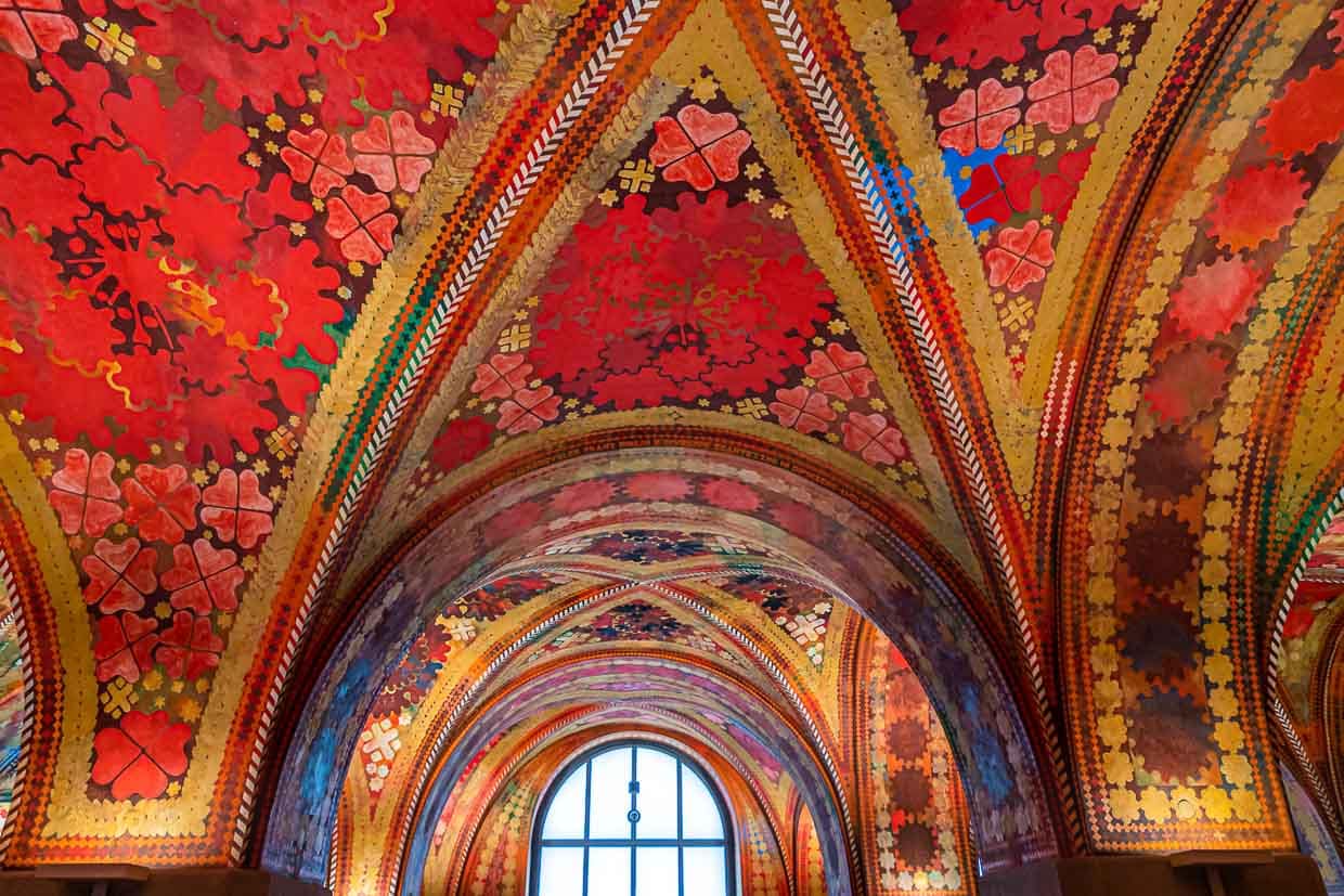 Die Giacometti Fresken in der Eingangshalle der Polizeistation bestehen aus unzähligen Blumenornamenten und geometrischen Mustern / © Foto: Georg Berg