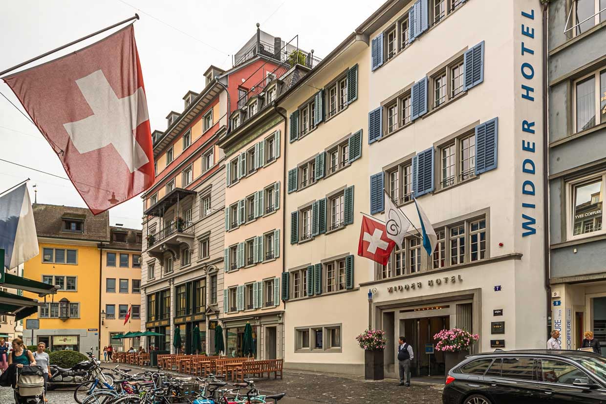 Das Hotel Widder in der Renngasse. Alte Fassade mit luxuriösem Kern. Was von außen wirkt, wie benachbarte Altbauten, ist in Wahrheit ein hochmodernen Neubau / © Foto: Georg Berg