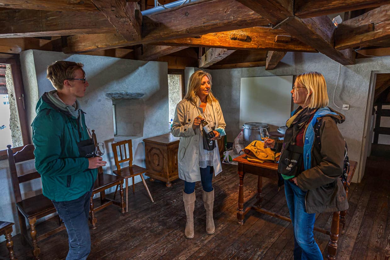 Im Hexenturm wartet eine von drei Weingedustationen auf der Stadttour. Die Geschichte dieses Ortes ist grausam. Stadtführern Christine Cina erzählt sehr eindrücklich von dem Schicksal der verurteilten Kräuterfrauen / © Foto: Moritz Berg