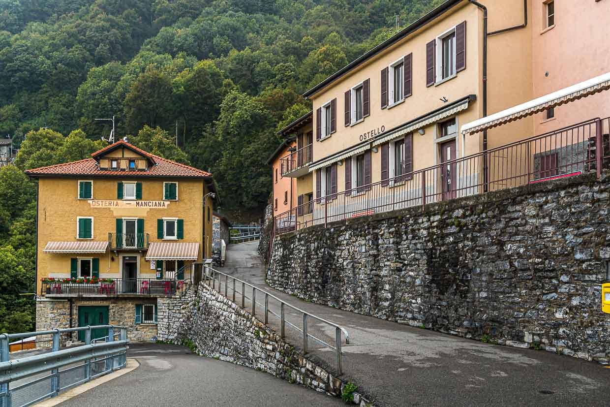 Das Restaurant von Guerino Pifaretti liegt ganz markant oberhalb der letzten Serpentine, mit der man das Dorf erreicht. Rennradfahrer machen hier oft Halt. Die Osteria hat auch viele Stammgäste, die aus dem Tal heraufkommen / © Foto: Georg Berg