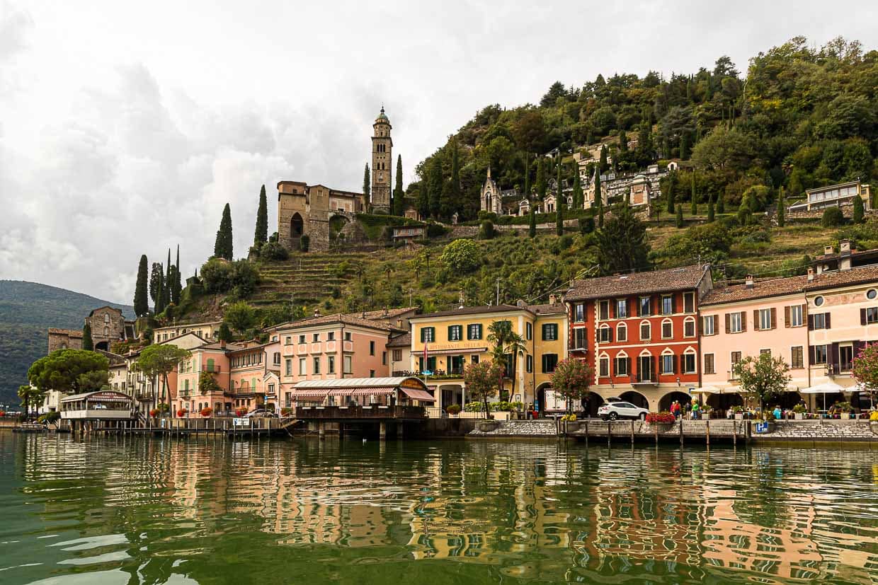 Im Tessin fahren Rennradfahrer gerne die Strecken entlang der Seeufer und durch malerische Orte wie Morcote am Lago Lugano / © Foto: Georg Berg