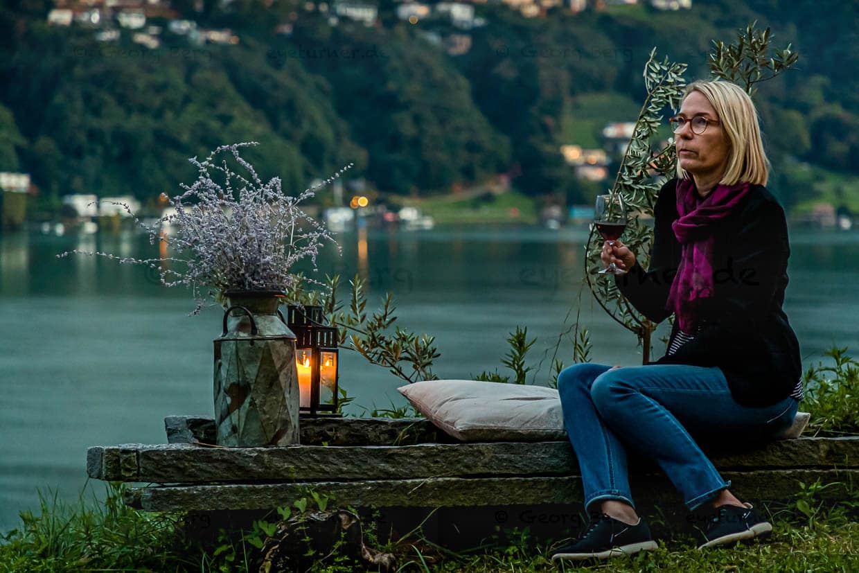 Blaue Stunde am Lago Lugano. Herrliches Licht und noch schönerer Blick beim Picknick im Weinberg / © Foto: Georg Berg