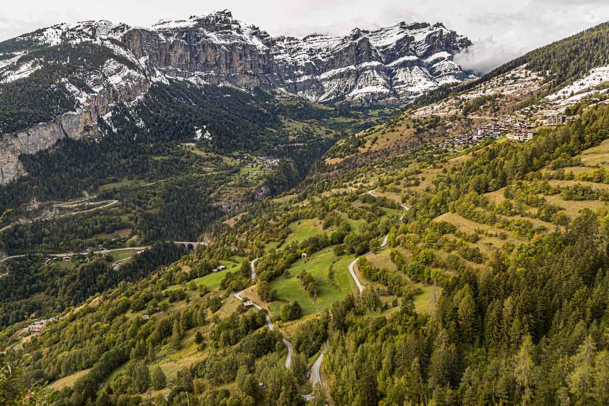 Im Rhonetal können Rennradfahrer flache Etappen durch die Ebene mit steilen Pässen hinaus bis auf 2.600 Meter kombinieren / © Foto: Georg Berg
