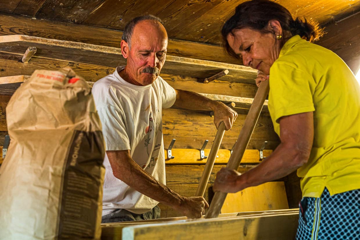 Mehltrog und Holzpaddel statt Knetmaschine / © Foto: Georg Berg