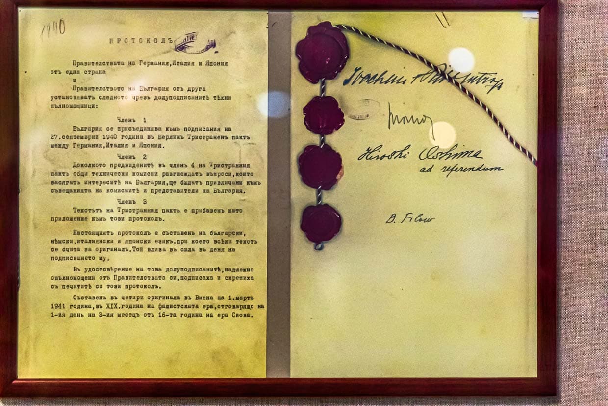Eine im Nationalmuseum Sofia ausgestellte diplomatische Protokollnotiz dokumentiert den vom nationalsozialistischen Außenminister Ribbentrop mitunterzeichneten Beitritt Bulgariens zum Bündnis der kriegführenden Länder Deutschland, Italien und Japan im Jahr 1940 / © Foto: Georg Berg