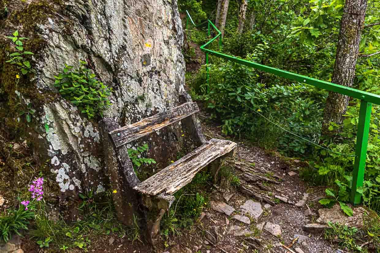 Eine Bank für die Brotzeit: Mit rund 19 Kilometern ist diese Tagesetappe die längste. Sie wird durch die Höhenmeter von Kamm zu Kamm zu einer tagesfüllenden Aktivität. Einkehrmöglichkeiten gibt es unterwegs kaum. Ein Lunchpaket sollte man dabei haben / © Foto: Georg Berg