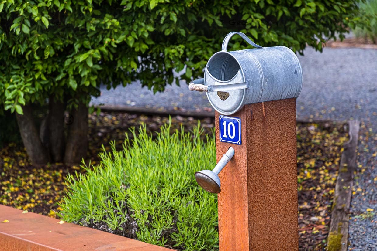 Man bleibt ja unterwegs nicht an jeder rostigen Gießkanne stehen, aber dieser originelle Briefkasten in Berdorf ist schon einen Blick wert. Darüber hinaus bietet Berdorf auch Restaurants und Übernachtungsmöglichkeiten / © Foto: Georg Berg