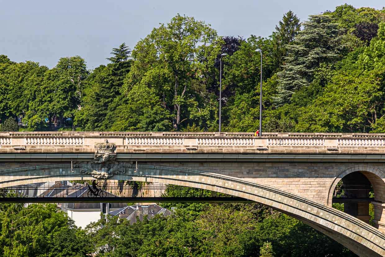 Die Adolphe Brücke, erbaut 1903, ist bis heute eine der größten Steinbogenbrücken der Welt. 2017 wurde sie um eine vier Meter breite, zweite Ebene für Radfahrer und Fußgänger erweitert / © Foto: Georg Berg