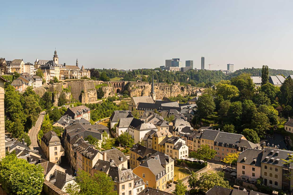 Blick von der Stadtmauer auf das tiefer gelegene Stadtviertel Grund an der Alzette. Im Hintergrund die moderne Skyline auf dem Kirchberg Plateau / © Foto: Georg Berg