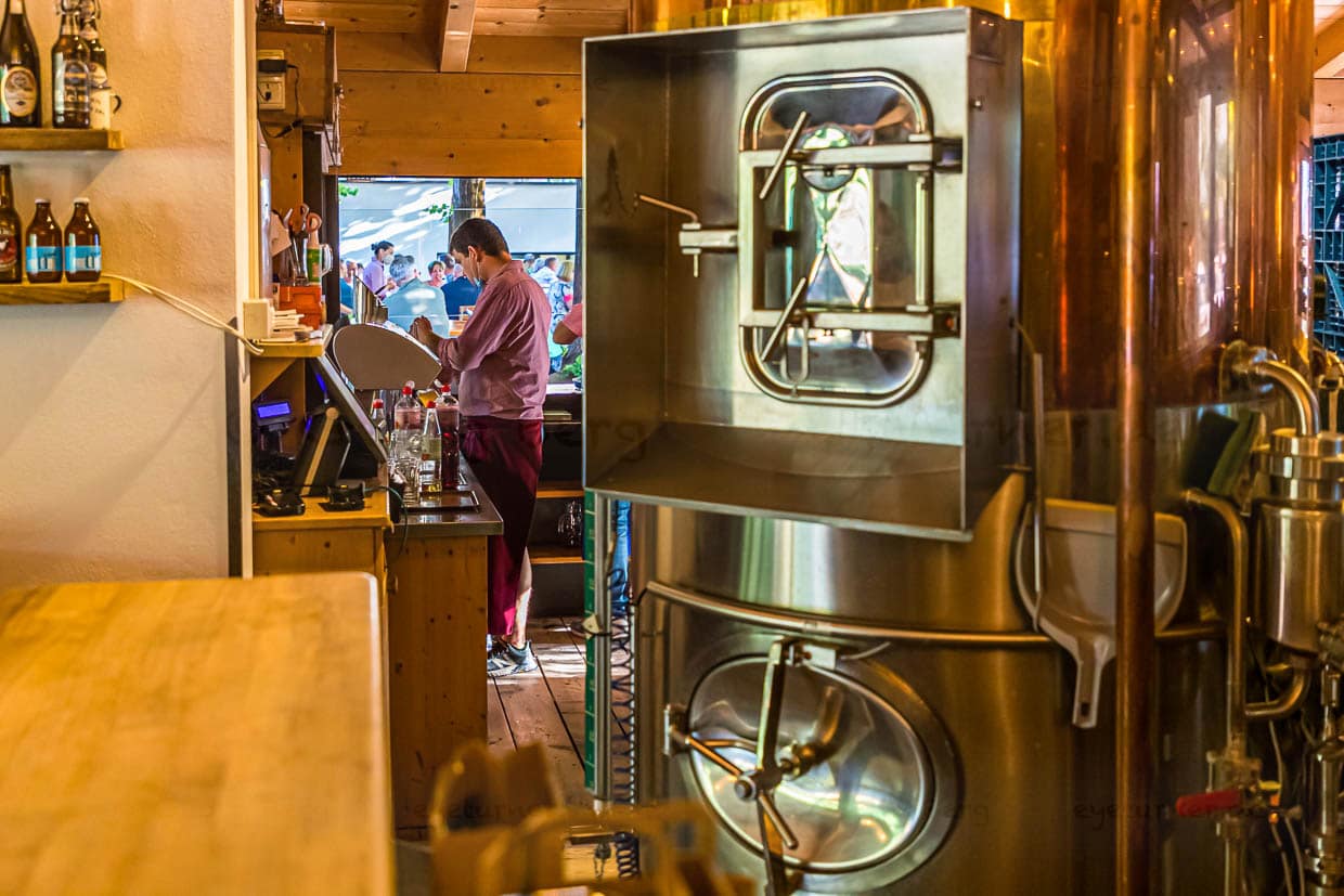 Buschenschank und Hausbrauerei Pfefferlechner. Am Zapfhahn: Braumeister Götz Spieth / © Foto: Georg Berg