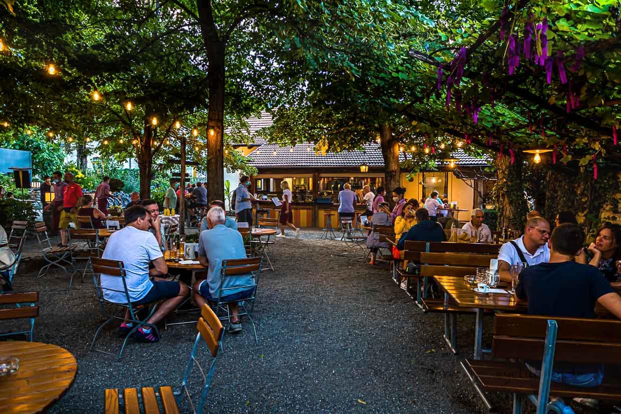 Abends wird es voll im Buschenschank der Hausbrauerei Pfefferlechner. Die Gäste genießen Südtiroler Gerichte zum frischen Bier / © Foto: Georg Berg
