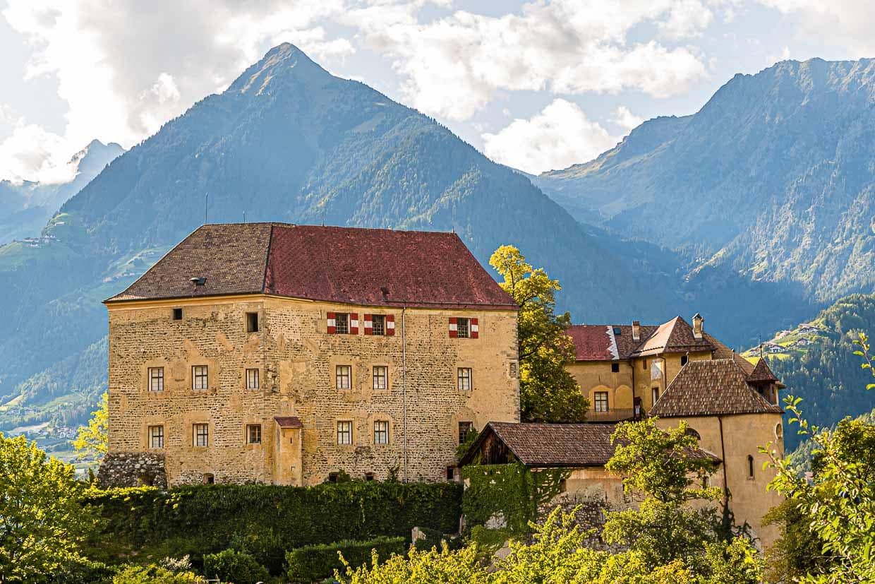Schloss Schenna hat man vom Hotel Hohennwart aus gut im Blick. Das Schloss war Wahlheimat von Erzherzog Johann von Österreich / © Foto: Georg Berg