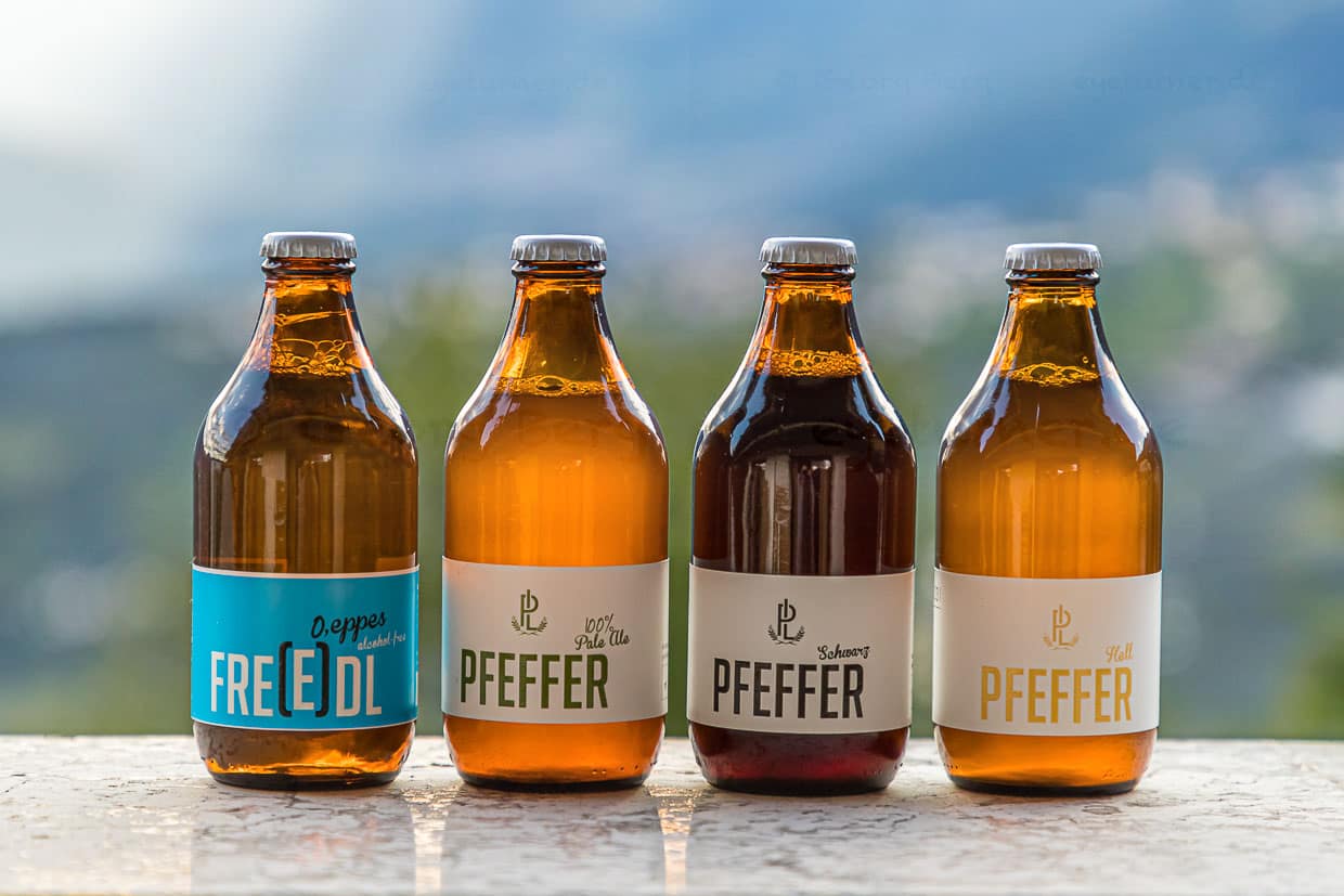 Vier verschiedene Sorten Flaschenbier der Hausbrauerei Pfefferlechner in Lana, Südtirol, Italien / © Foto: Georg Berg