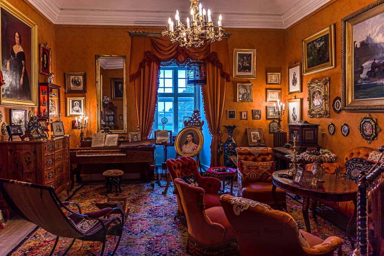 Einblicke in den Damen-Salon auf Schloss Egeskov. Beinahe kann man das dezente Klappern der Teetassen hören / © Foto: Georg Berg