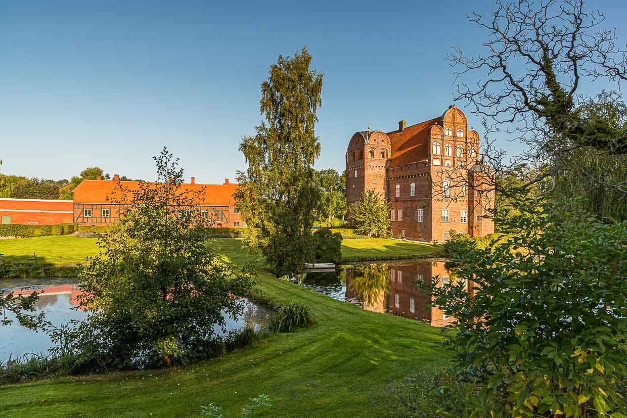Auch die Dichte an Schlössern auf Fünen ist beachtlich. Hier der Familiensitz der dänischen Linie, der Barone von Blixen-Finecke, Schloss Hesselagergaard, das bis heute von Mitgliedern der Familie bewohnt wird / © Foto: Georg Berg
