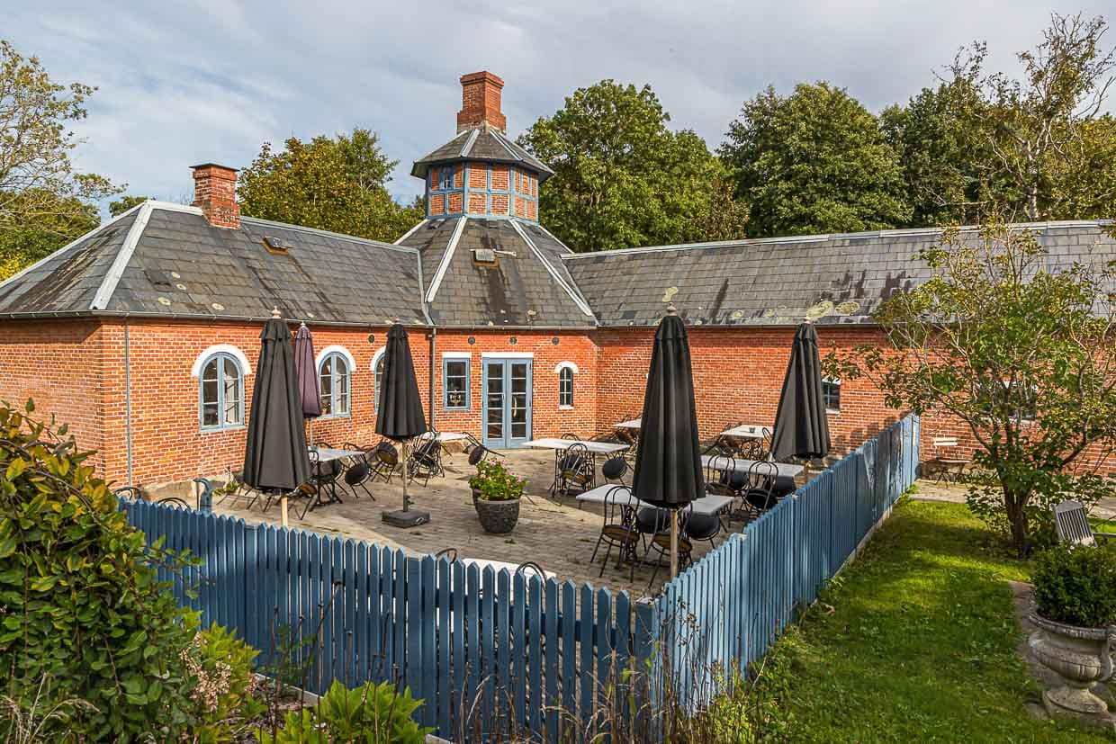 Königlicher Hühnerstall. Während das Schloss im privat genutzt wird, wurden Nebengebäude wie Hühnerhaus und Pferdestall in Unterkunft und Restaurant umgestaltet / © Foto: Georg Berg