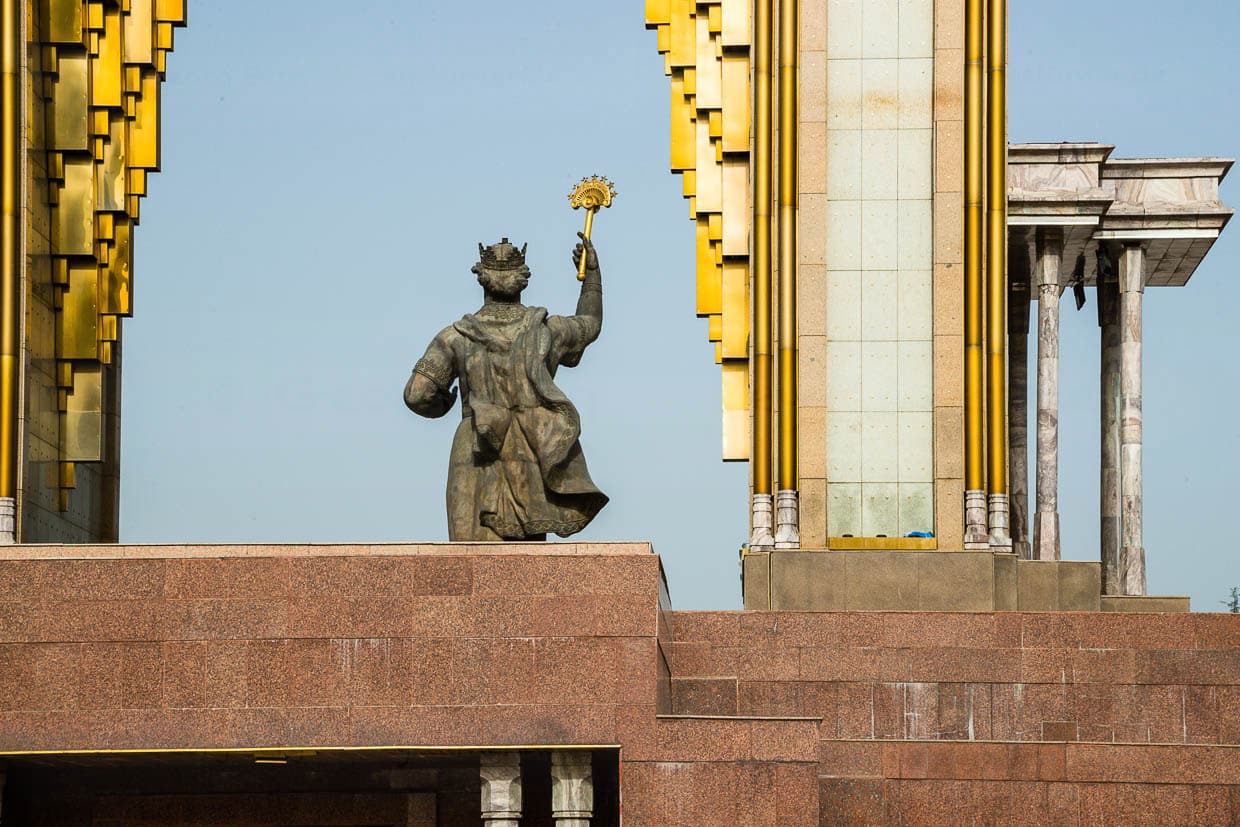 Monumentales Denkmal für Ismail Somoni in der tadschikischen Hauptstadt Duschanbe. Auch der Somoni, die Währung Tadschikistans, ist nach dem Feldherrn benannt / © Foto: Georg Berg