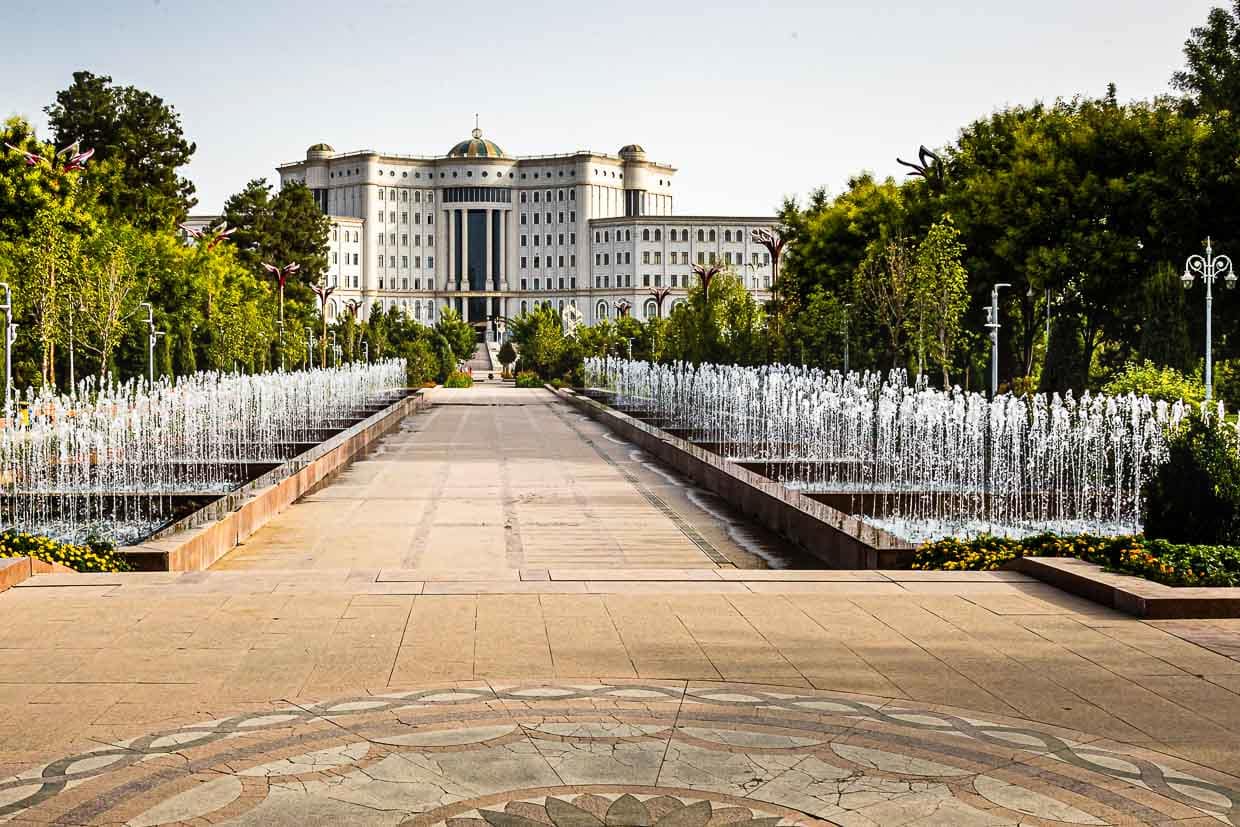 Die 2012 eröffneten Nationalbibliothek ist die größte Bibliothek Zentralasiens. Auf neun Etagen soll in den Regalen noch Platz für viel mehr Bücher sein / © Foto: Georg Berg