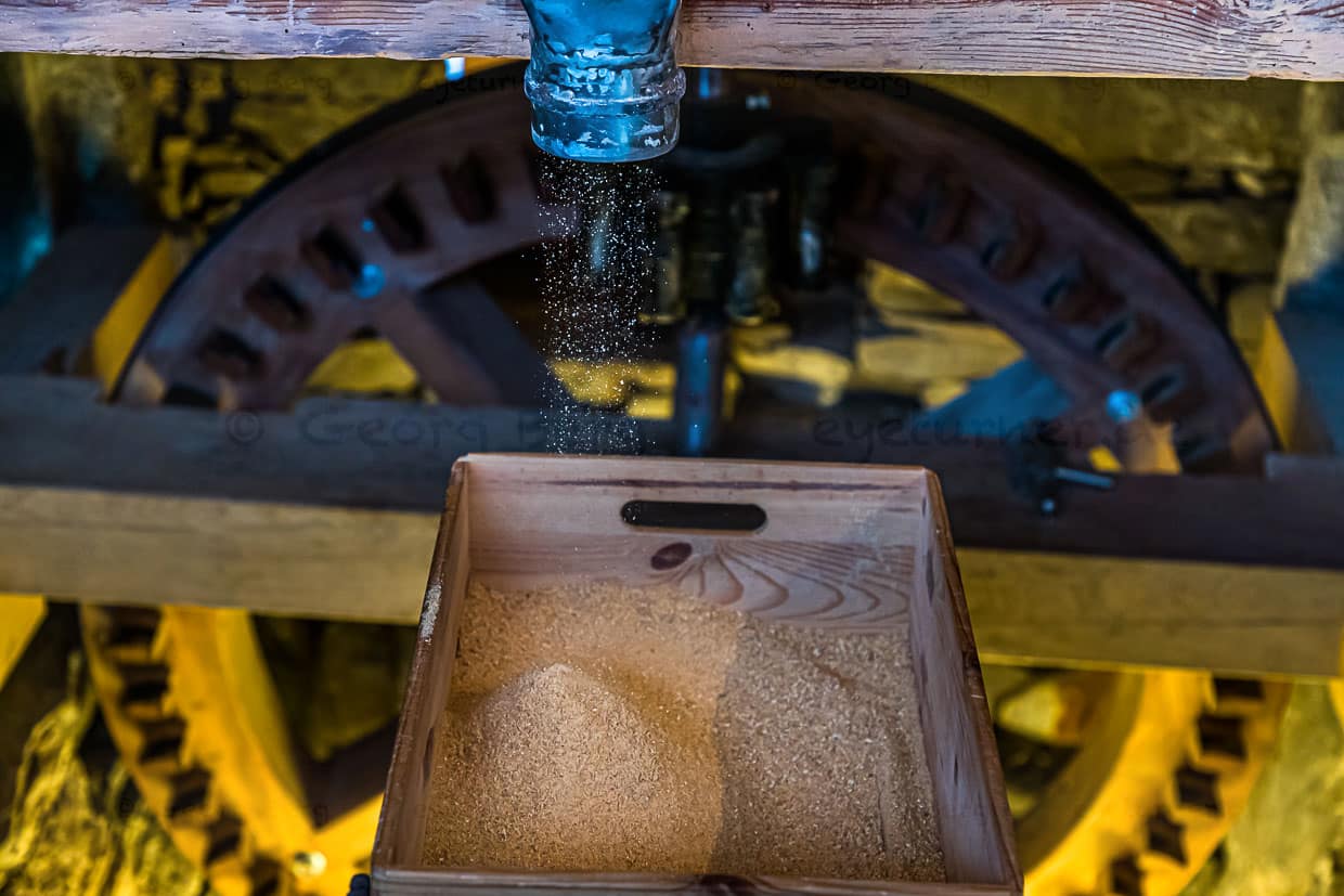 Leise rieselt das Mehl heute wie damals durch Siebe mit verschiedenen Feinheitsstufen