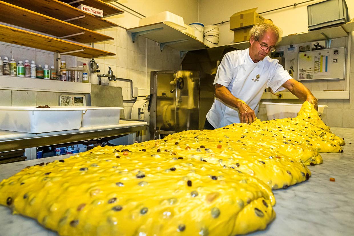 Der Knetmaschine entkommen darf sich der Hauptteig zum ersten Mal ausruhen