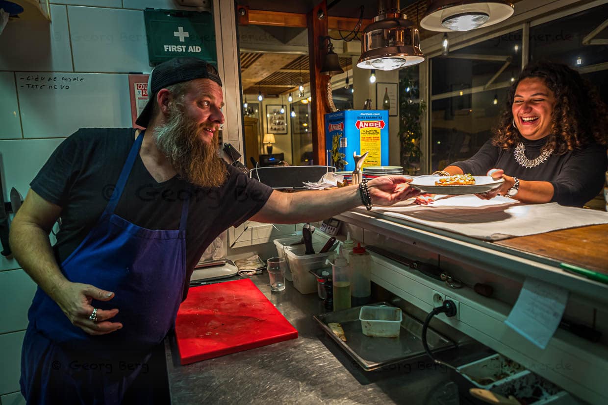 Mutiger Neuanfang: Mitten im Pandemiejahr 2021 eröffnen Sakina Salhi und Cyril Aveline ihr Restaurant Hestia im Hafen von Bormes-les-Mimosas (La Favière) / © Foto: Georg Berg