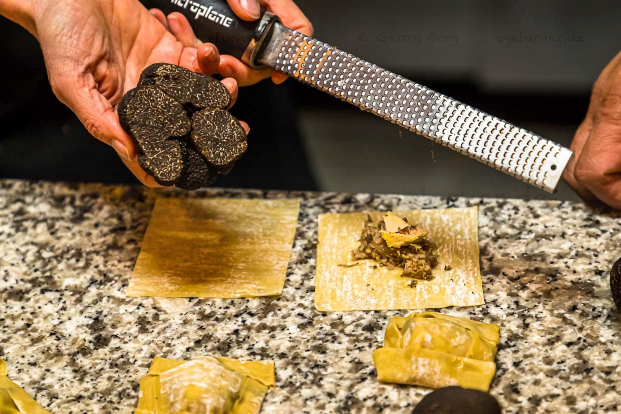 Schwarzer Trüffel kommt auch in die Rindfleisch-Ravioli von Alexandre Dimitch / © Foto: Georg Berg
