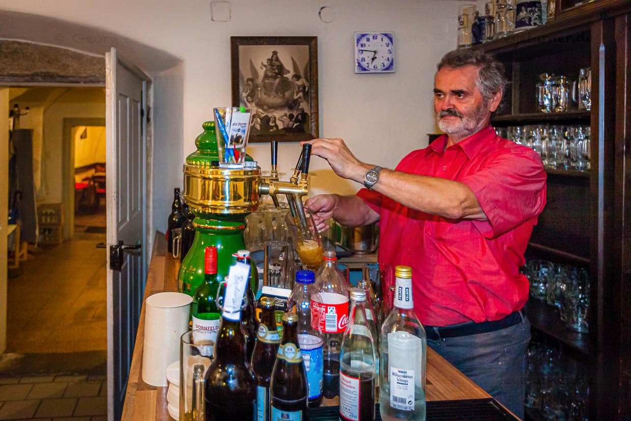 Rudi Loistl von Beruf Finanzbeamter und mit Leidenschaft Bierbrauer. Den alten Pfarrhof in Altenstadt hat er gemeinsam mit seiner Frau Anni, die für die deftige Hausmannskost zum Bier sorgt, zu einer zünftigen Zoigl-Wirtschaft umgebaut