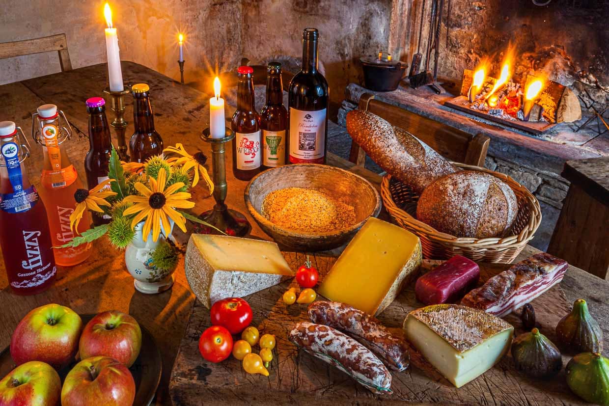 In Cerentino können Besucher, in dem aufwändig renovierten historischen Patrizierhaus Cà Vegia mit jahrhundertealter Originaleinrichtung aber ohne Elektrizität wohnen. Lokale Lebensmittel unterstreichen die Autentizität / © Foto: Georg Berg