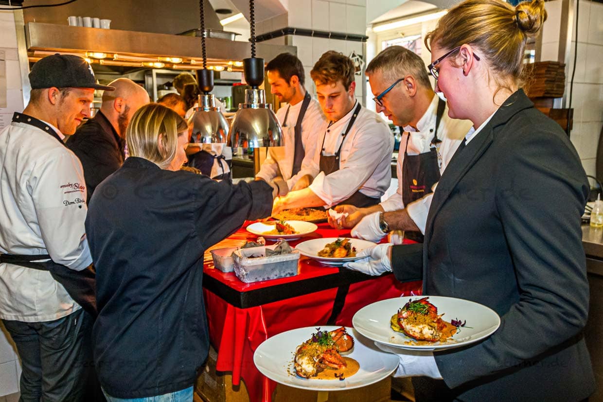 Das Serviceteam legt los: Der Hummer, den Vineet Bhatia aus der Küche kommen lässt sieht nicht nur fantastisch aus... / © Foto: Georg Berg