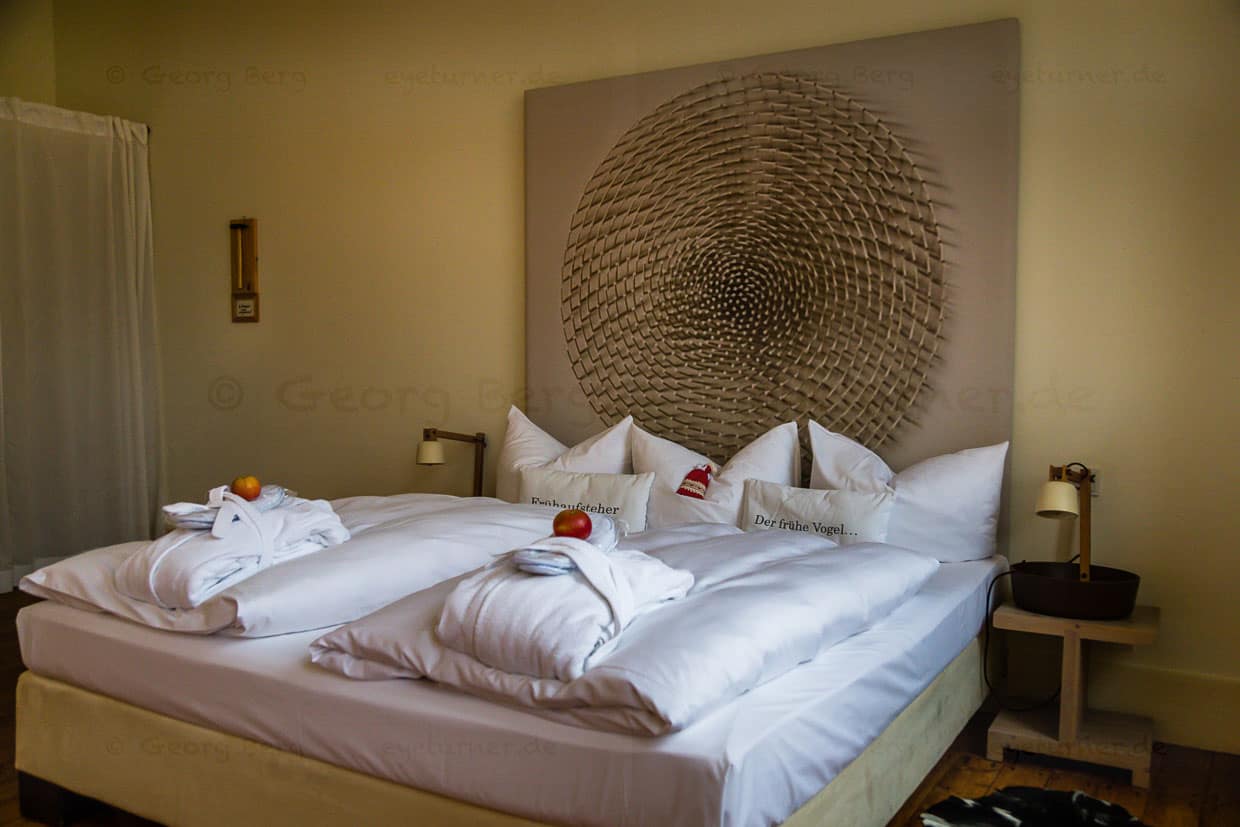 Egal, welche Art Ausflüge man am Tage rund um das Kavaliershaus Schloss Blücher unternimmt, am Abend kann man sich wieder auf Kunst am Bett und eine originell eingerichtete Suite freuen. Hier ein Nagelbild von Günther Uecker als Digitaldruck auf dem Bettsims / © Foto: Georg Berg