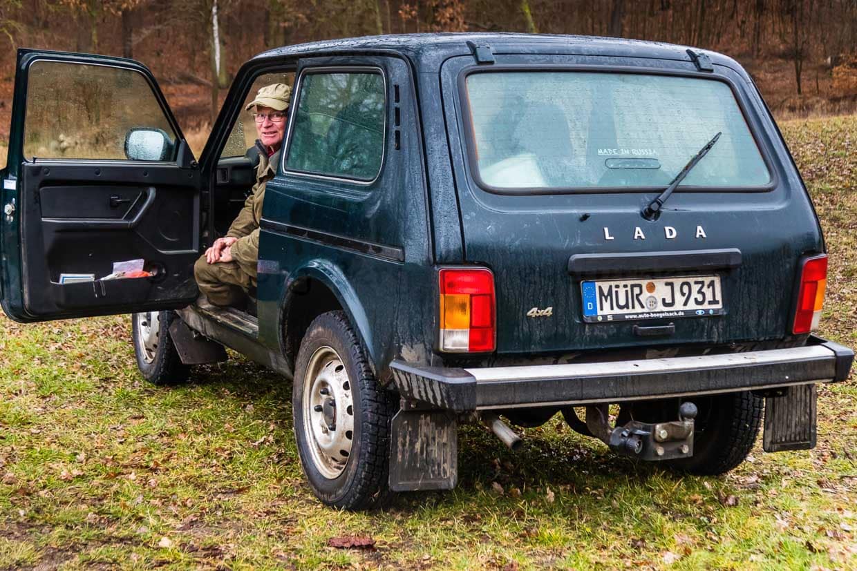Im Lada über die Felder. Dierk Engel sammelt an Sonntagen auch mal Müll ein / © Foto: Georg Berg
