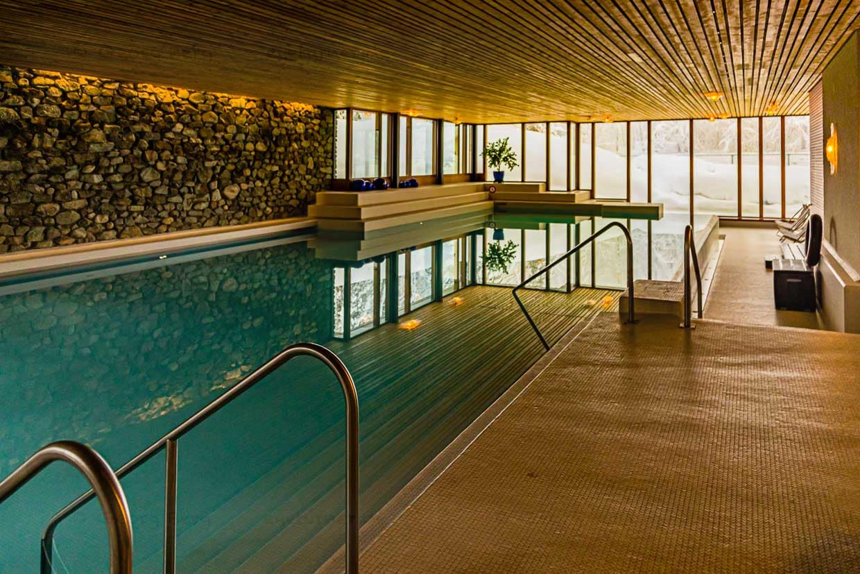 Die neuen Anlagen haben das Schwimmbad von 1970 nicht verdrängt, sondern es großzügig mit einbezogen / © Foto: Georg Berg