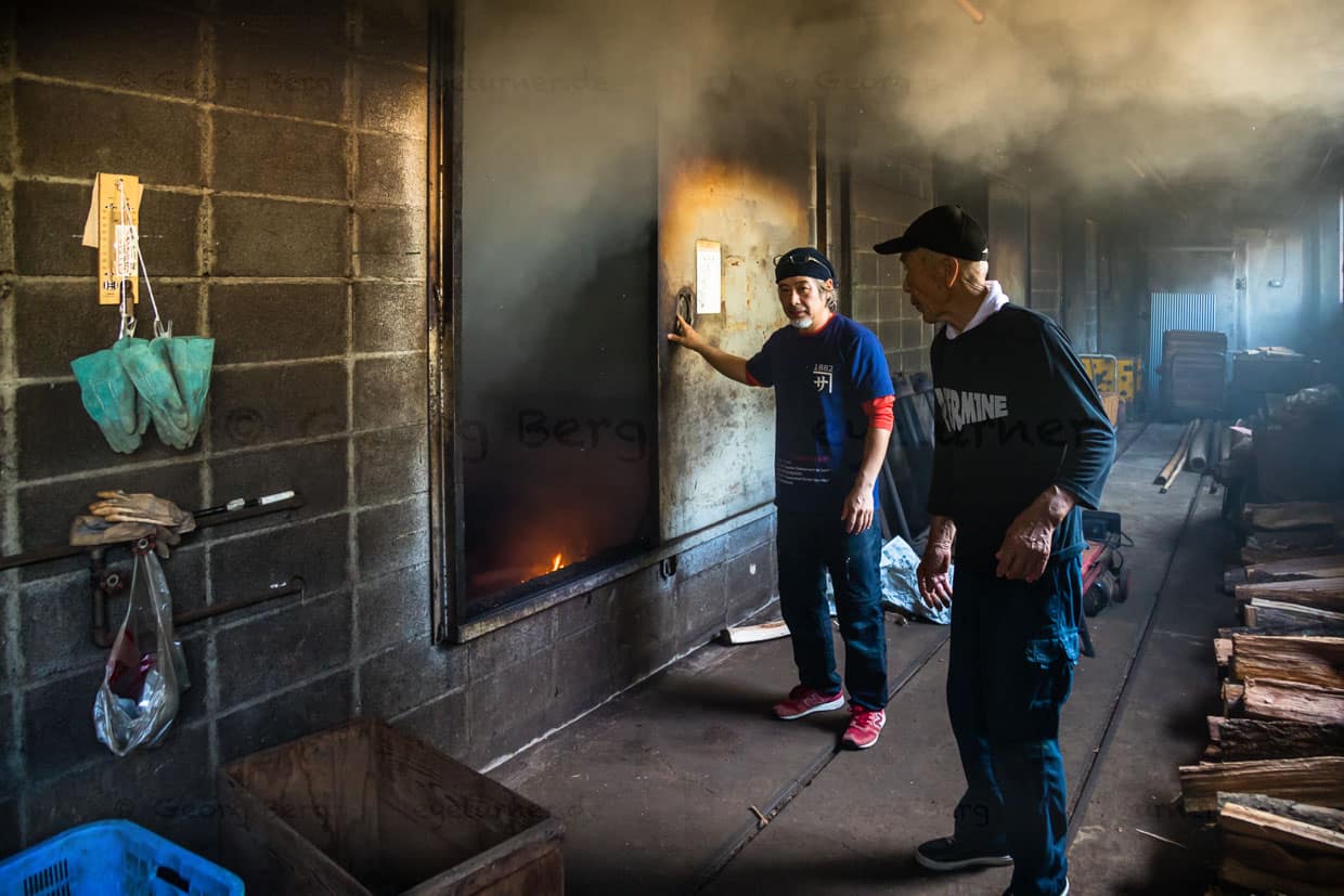 Das Räucherholz ist Eiche. Im begehbaren Holzkohleofen wird per Hand getestet, ob der Fisch bereits trocken genug ist. Denn jeder Fisch ist anders und so bedarf es einer individuellen Prüfung / © Foto: Georg Berg