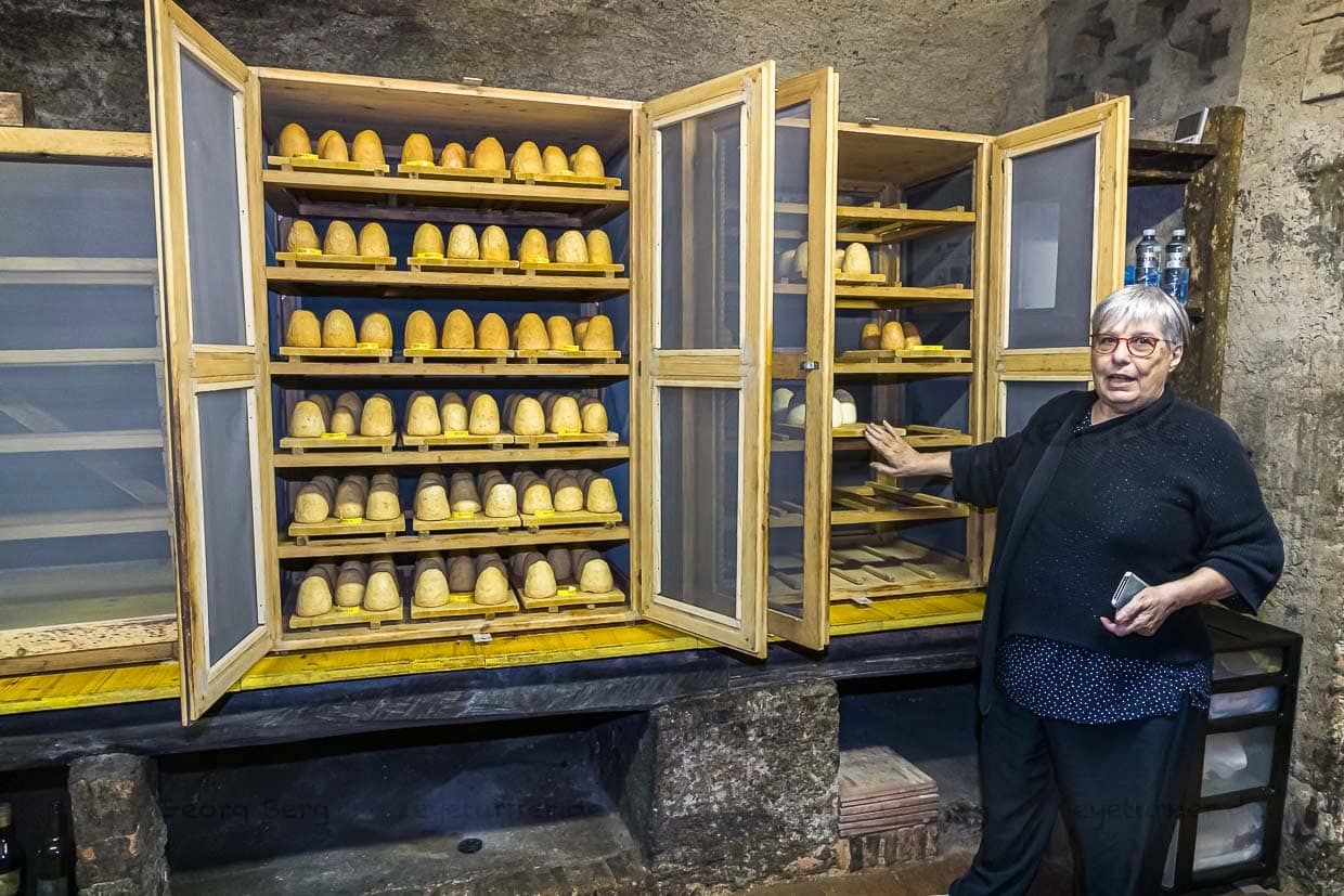 Marialuce Valtulini in ihrem Felsenkeller, der sogenannten Cantine in Salorino. In einem normalen Jahr wären alle Fächer mit den kleinen, zylinderförmigen Käsen gefüllt, aber seit der Covid Pandemie ist die Produktion zurückgefahren. Denn der Zincarlin wird gerne von Touristen gekauft und diese bleiben aus / © Foto: Georg Berg
