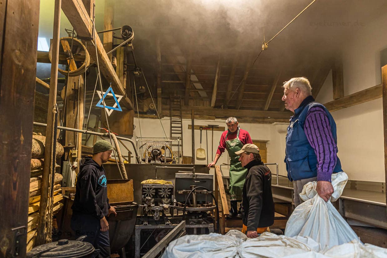 Zum Zoigl-Brauen in der Oberpfalz wird das Malz von den Hausbrauern gemeinsam zum Brauhaus gebracht