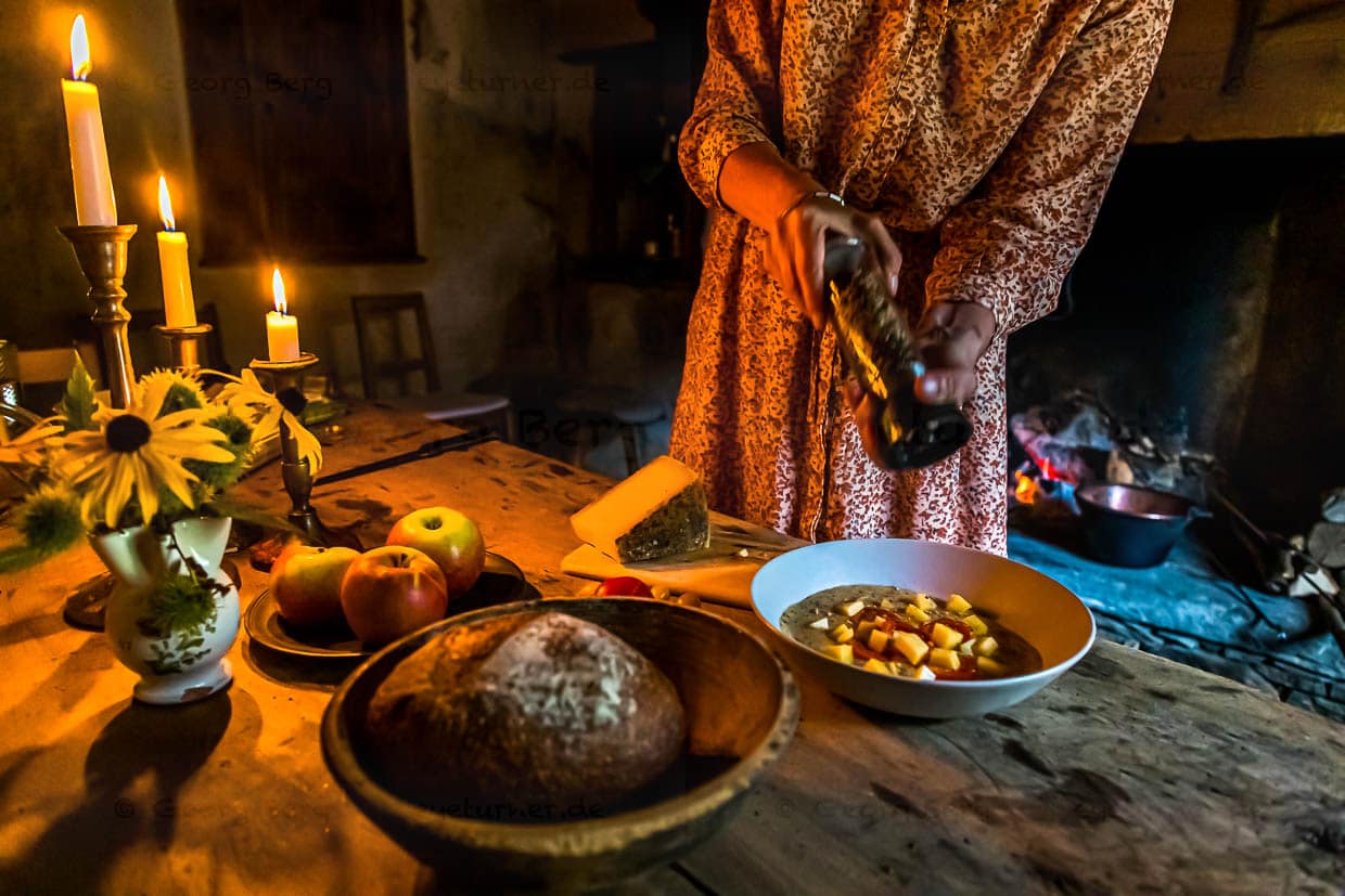 In Cerentino kann man im aufwendig renovierten historischen Patrizierhaus Cà Vegia wohnen, mit jahrhundertealten Originalmöbeln, aber ohne Strom. Polenta wird über dem offenen Feuer zubereitet, Circolo della Rovana, Schweiz / © Foto: Georg Berg