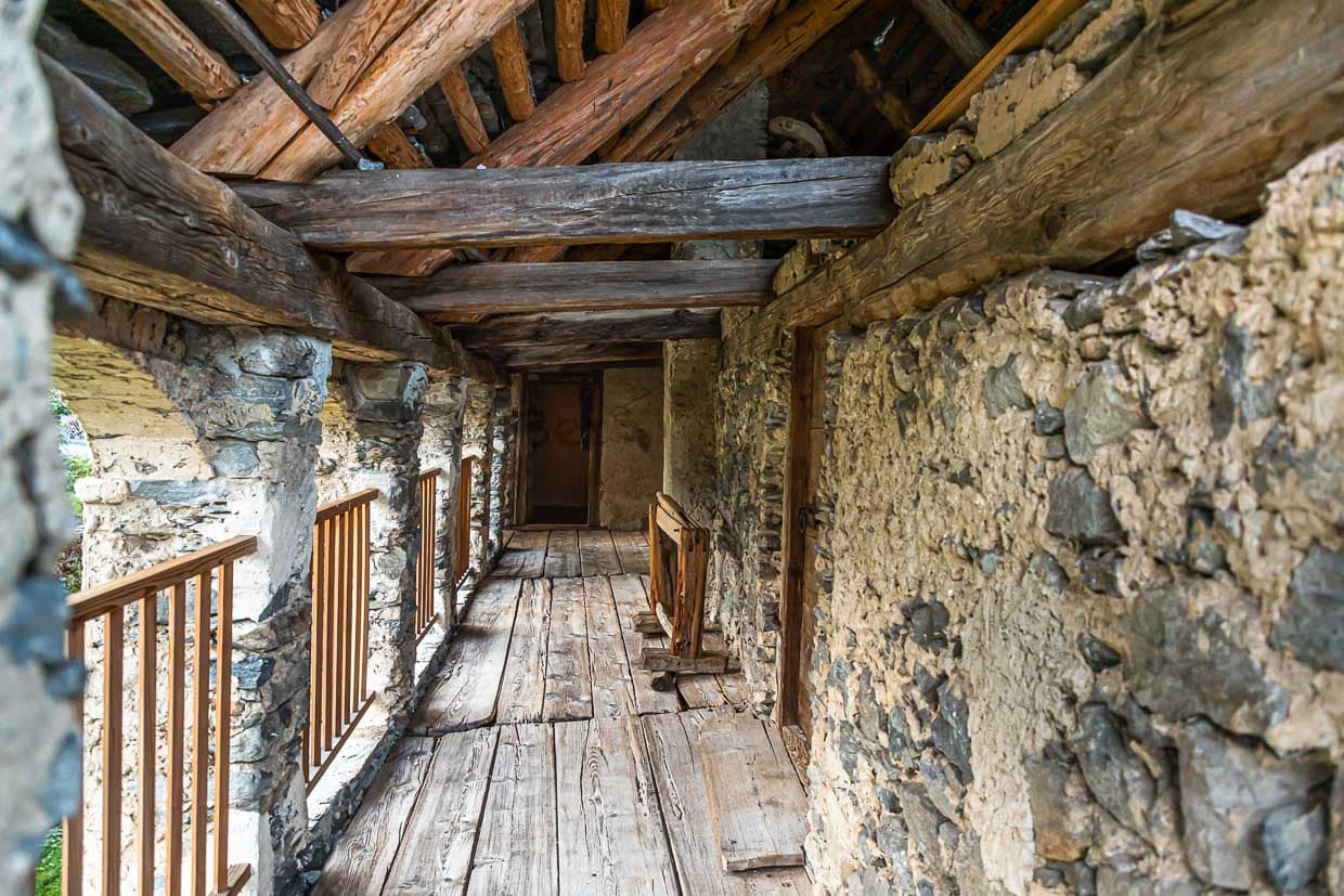 In Cerentino kann man im aufwendig renovierten historischen Patrizierhaus Cà Vegia wohnen, mit jahrhundertealten Originalmöbeln, aber ohne Strom. Das alte Haus wurde originalgetreu mit den ursprünglichen Materialien renoviert, Circolo della Rovana, Schweiz / © Foto: Georg Berg